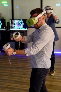 061224-VR4Business-1200px-3
